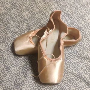 Freed of London DV wing pointe shoes. Brand new.